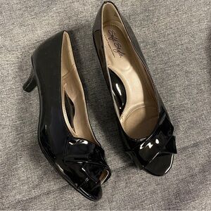 NEW Soft Style by Hush Puppies peep toe low heels womens shoe size 8 wide